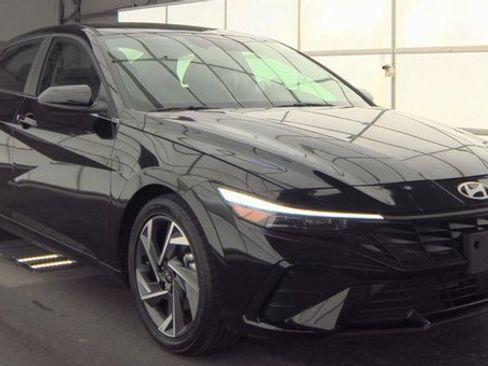 Used 2025 Hyundai Elantra SEL image 2