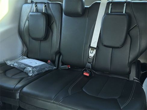 Used 2024 Chrysler Pacifica Touring-L image 11