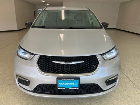 Used 2024 Chrysler Pacifica Touring-L FWD image 4