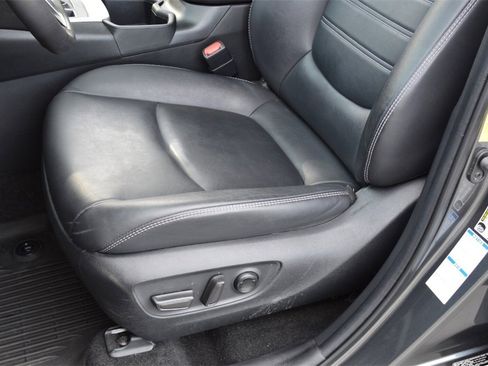 Used 2022 Toyota RAV4 XLE Premium image 14