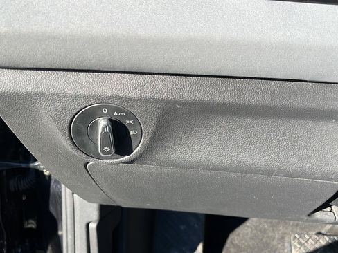 Used 2025 Volkswagen Jetta SE image 13