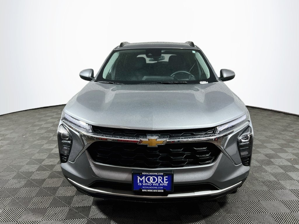 Used 2024 Chevrolet Trax LT FWD image 2