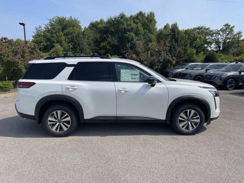 New 2026 Nissan Pathfinder SL FWD image 2
