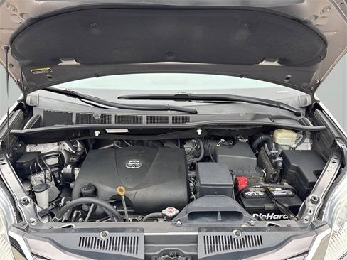 Used 2017 Toyota Sienna LE image 10