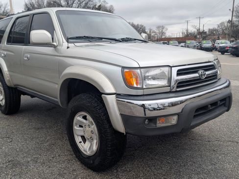 Used 2000 Toyota 4Runner SR5 AWD/4WD image 1