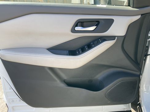 Used 2025 Nissan Rogue SV image 26