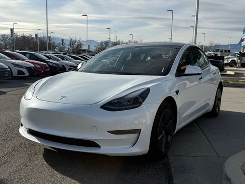 Used 2023 Tesla Model 3 Standard Range image 4