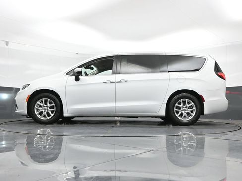 Used 2023 Chrysler Pacifica Touring-L FWD image 45