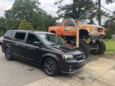 Used 2019 Dodge Grand Caravan GT FWD image 2