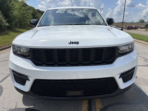 Used 2024 Jeep Grand Cherokee Limited w/ Black Appearance Package AWD/4WD image 2