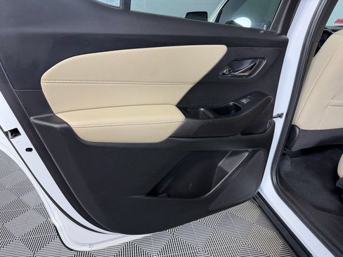 Used 2023 Chevrolet Traverse LT image 24