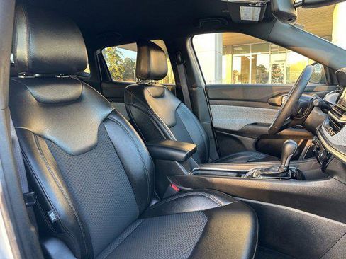 Certified 2025 Jeep Compass Latitude image 41