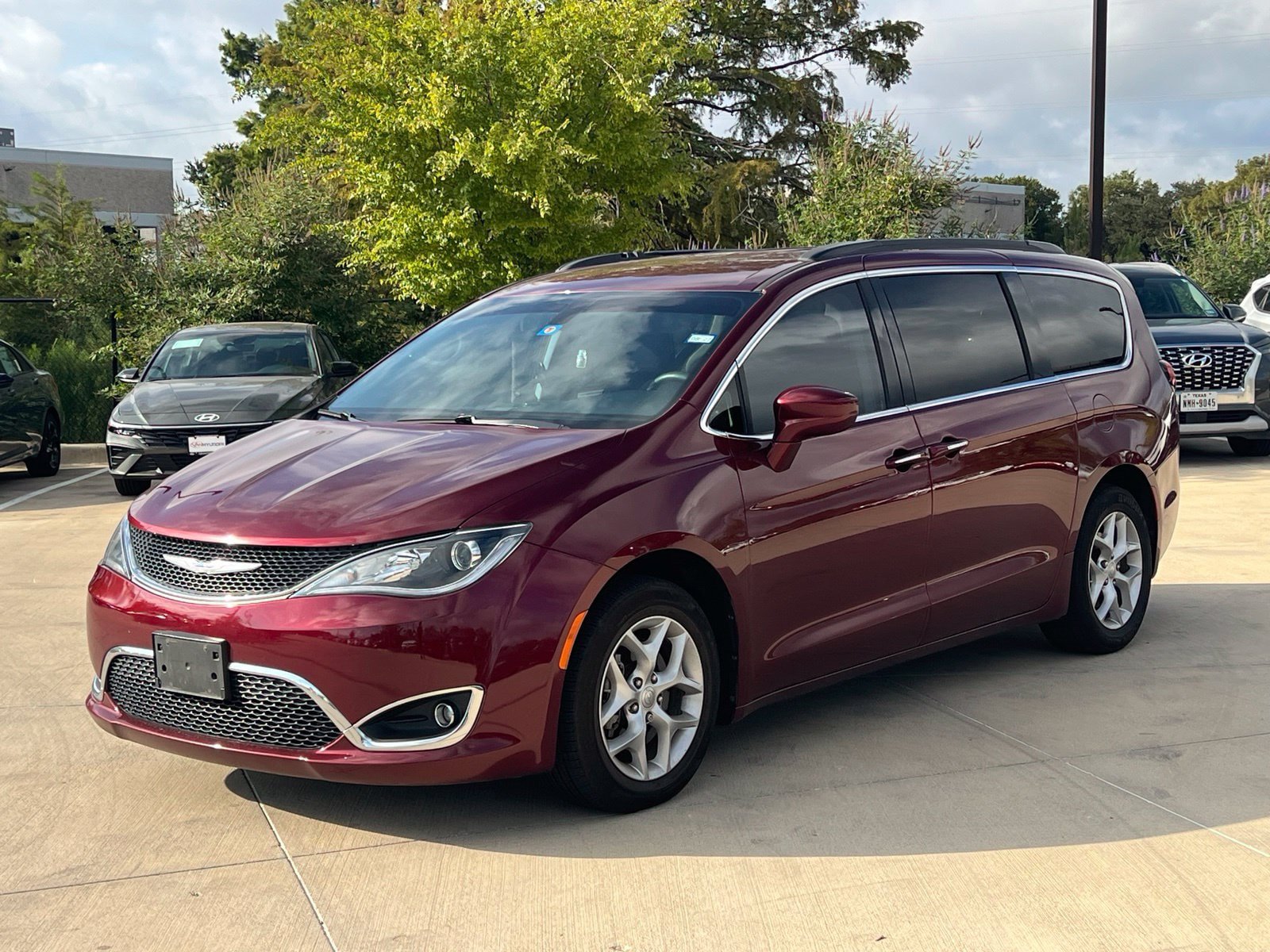 Used 2018 Chrysler Pacifica Touring Plus w/ Tire & Wheel Group FWD image 5