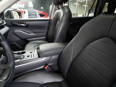 Used 2023 Toyota Highlander XLE image 10
