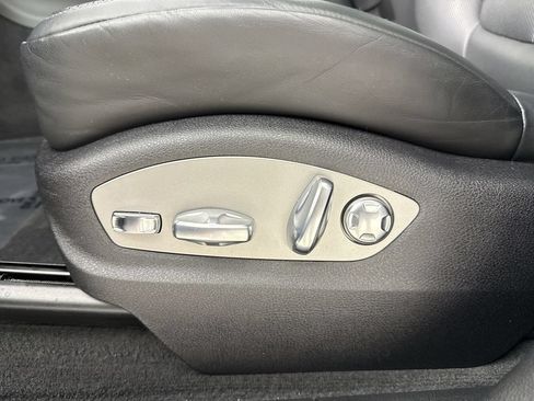 Certified 2025 Porsche Macan AWD/4WD image 40