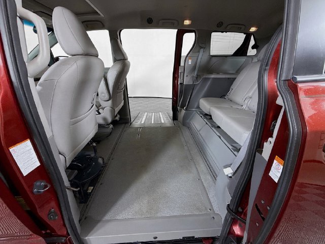 Used 2016 Toyota Sienna XLE w/ XLE Navigation Package FWD image 9