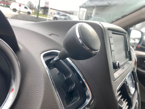 Used 2016 Chrysler Town & Country Touring-L image 12