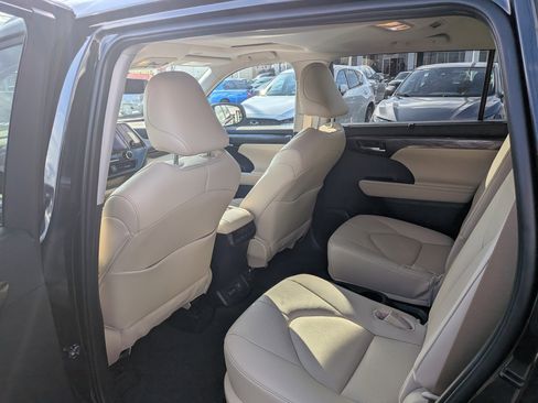 Used 2024 Toyota Highlander Limited image 13