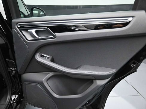 Certified 2024 Porsche Macan AWD/4WD image 18