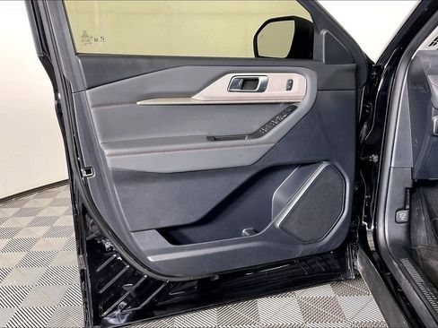 Used 2025 Ford Explorer Active w/ Active Comfort Package RWD image 22