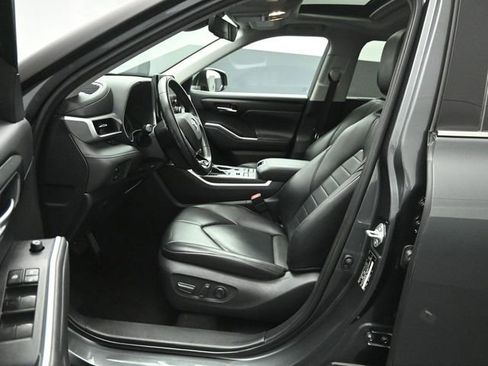 Used 2021 Toyota Highlander XLE image 10