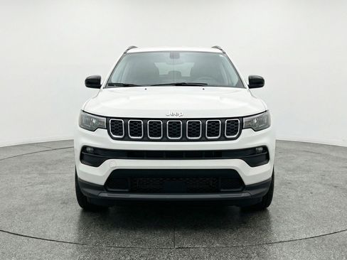 Used 2025 Jeep Compass Latitude AWD/4WD image 2