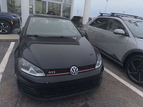 Used 2017 Volkswagen Golf 4-Door FWD image 2