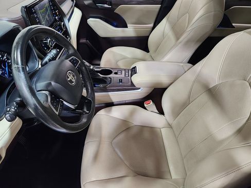 Used 2021 Toyota Highlander Limited FWD image 32