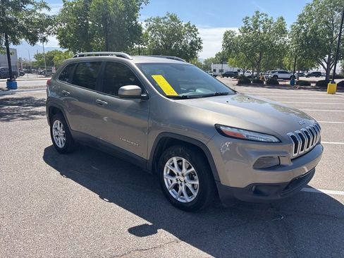 Used 2018 Jeep Cherokee Latitude Plus w/ Trailer Tow Group FWD image 1