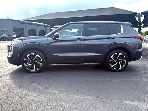 Used 2024 Mitsubishi Outlander SE image 2