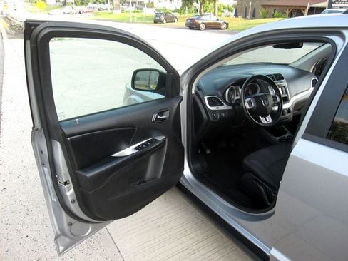 Used 2018 Dodge Journey SE FWD image 16