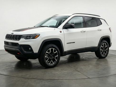 Used 2025 Jeep Compass Trailhawk AWD/4WD image 3