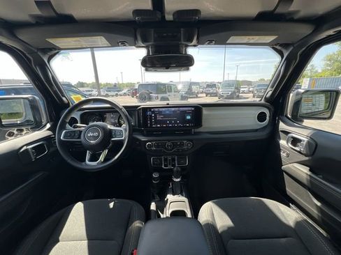 Used 2025 Jeep Wrangler Unlimited Sahara w/ Safety Group AWD/4WD image 22
