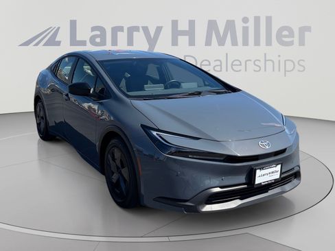 Used 2025 Toyota Prius LE FWD image 7