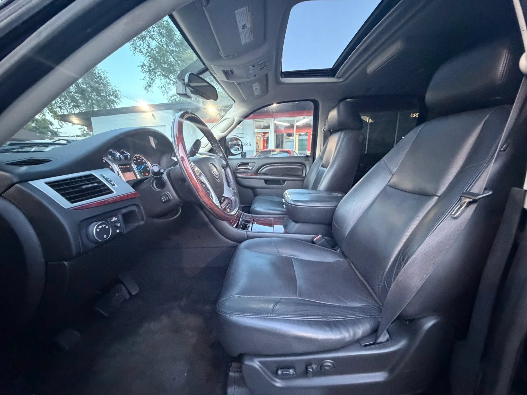 Used 2011 Cadillac Escalade ESV Luxury AWD/4WD image 9