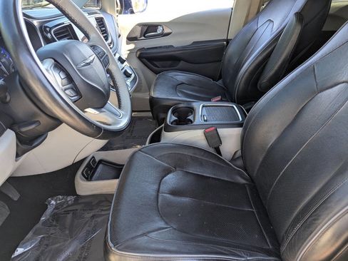 Used 2018 Chrysler Pacifica Limited FWD image 25