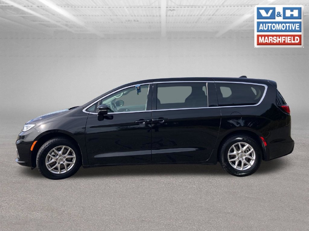 Used 2024 Chrysler Pacifica Touring-L FWD image 2