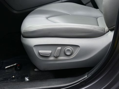 Used 2022 Toyota Highlander XLE AWD/4WD image 11