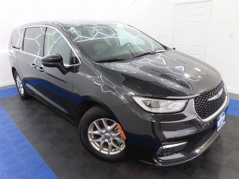 Used 2023 Chrysler Pacifica Touring-L FWD image 5
