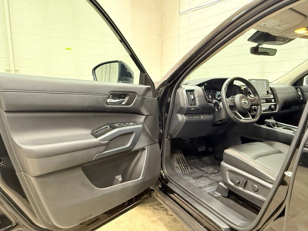 Used 2023 Nissan Pathfinder SL w/ SL Premium Package AWD/4WD image 32