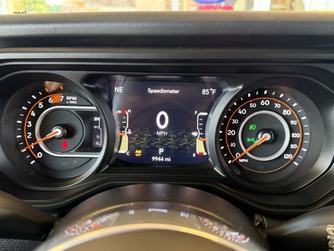 Used 2025 Jeep Wrangler Unlimited Sahara AWD/4WD image 21