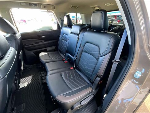 Certified 2023 Nissan Pathfinder Platinum w/ Cargo Package image 17