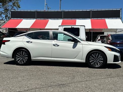 Used 2025 Nissan Altima 2.5 SV FWD image 3