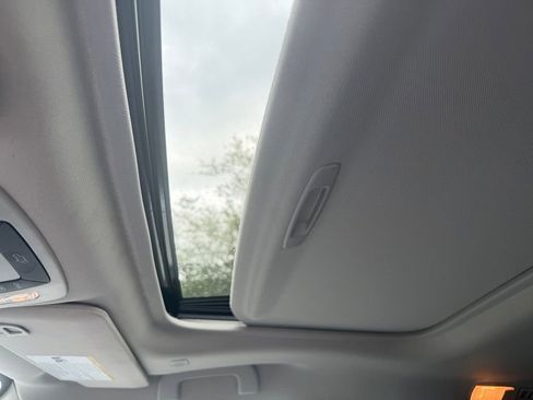 Used 2025 Toyota Sienna XLE FWD image 24