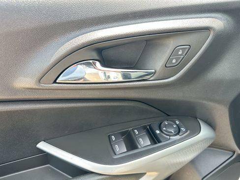 Used 2025 Chevrolet Trax RS w/ Sunroof Package FWD image 13