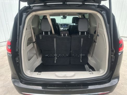 Used 2023 Chrysler Pacifica Touring-L image 9