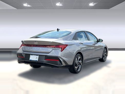 Used 2025 Hyundai Elantra SEL FWD image 9