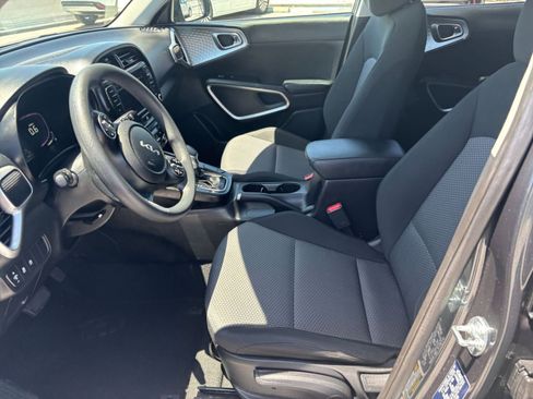 Used 2025 Kia Soul LX w/ LX Technology Package FWD image 24