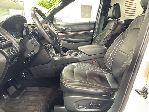 Used 2018 Ford Explorer Platinum image 11
