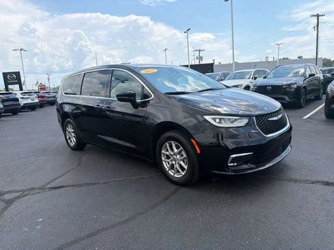 Used 2025 Chrysler Pacifica Select FWD image 2